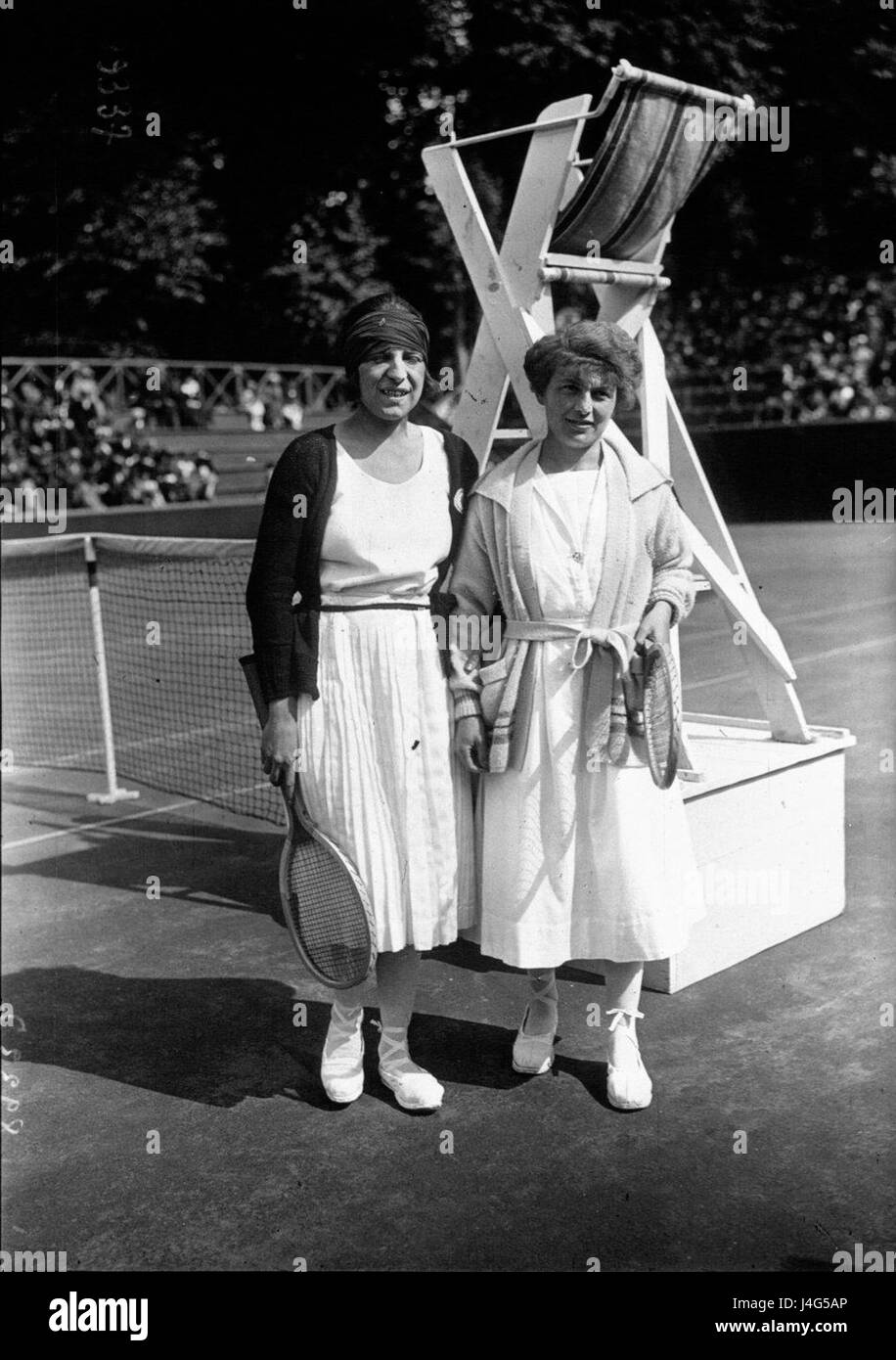 Photographie historique de Suzanne Lenglen, star du tennis français, avec Germaine Golding en 1921. Lenglen était l'une des plus grandes joueuses de tennis de son époque, connue pour sa domination dans ce sport. Banque D'Images