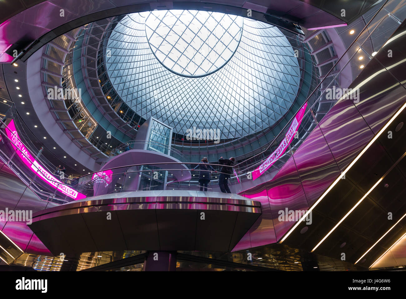 Le centre principal de l'intérieur Fulton mezzanine inférieure à la partie du ciel visible d'Oculus Reflector-Net, New York Banque D'Images