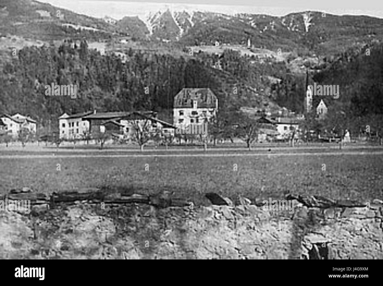 Ce titre fait référence à une photographie historique ou artistique de Bressanone, une ville du nord de l'Italie. Bressanone est connue pour son architecture médiévale et ses paysages alpins. Banque D'Images