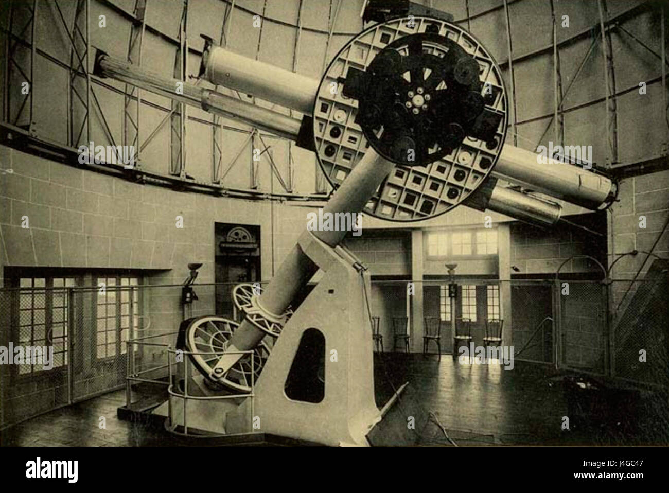 La table Equatoriale de Meudon est un ancien instrument astronomique utilisé pour déterminer les positions célestes. Situé à Meudon, en France, il a joué un rôle important dans l'astronomie historique, contribuant à l'étude de l'Équateur et de la navigation céleste. Banque D'Images