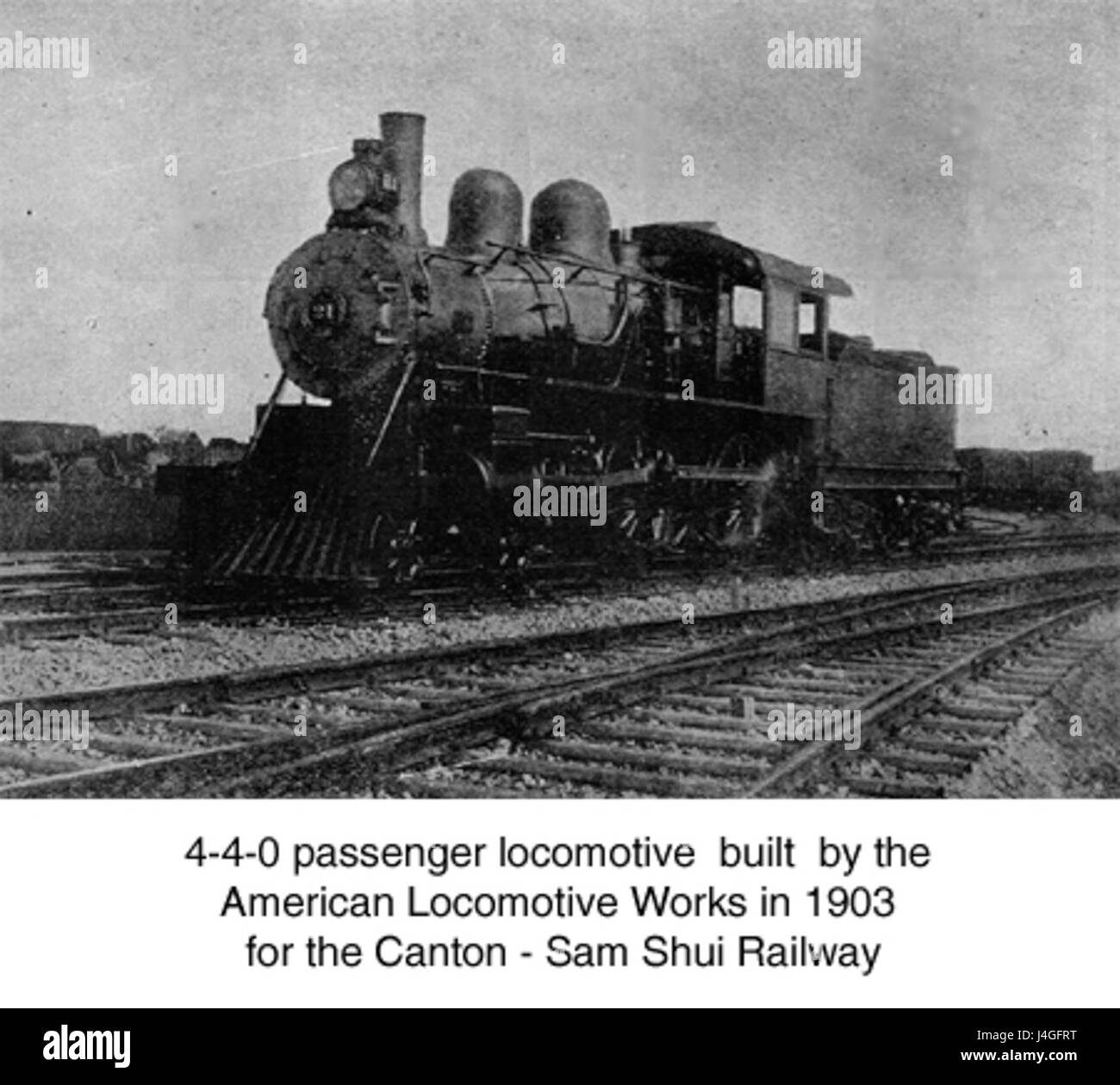 Cette image fait référence à une locomotive Samshui Railway, un moteur à vapeur 4-4-0 produit par l'American locomotive Company (ALCO). La locomotive fait partie du transport ferroviaire historique, démontrant l'évolution des moteurs à vapeur et leur rôle dans l'ère industrielle. Banque D'Images