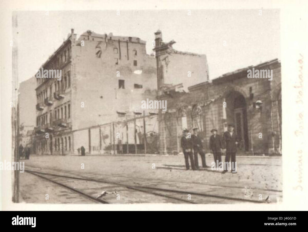 Cette carte postale de 1922 représente les conséquences du grand incendie de Smyrne, qui a dévasté la ville en Turquie. L'incendie a causé des destructions généralisées, en particulier dans les quartiers grecs et arméniens de la ville. La carte postale capture un moment historique de tragédie et de perte. Banque D'Images