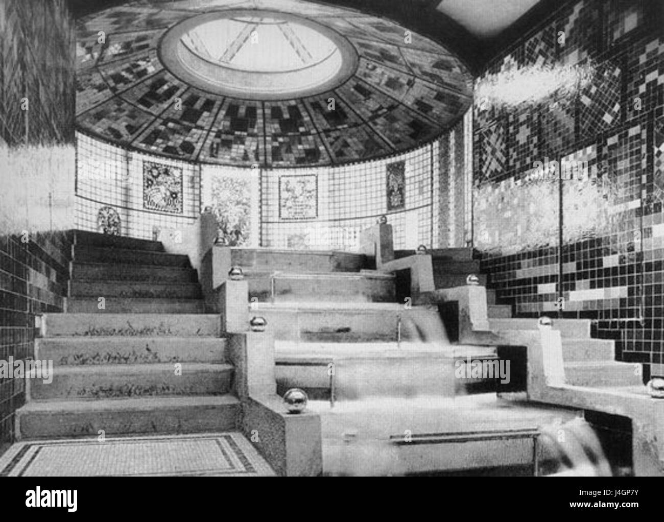 Le Pavillon de verre Taut, construit en 1914, était un exemple de l'architecture du début du XXe siècle, mettant en valeur l'utilisation innovante du verre et de la lumière dans le design. L'intérieur était axé sur la transparence et l'espace ouvert, reflétant le style moderniste de l'époque. Banque D'Images