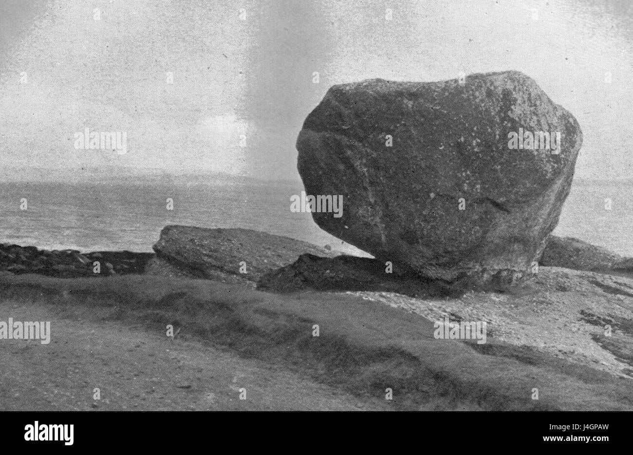 La pierre à bascule Sannox sur l'île d'Arran est une formation géologique naturelle connue pour sa grande roche équilibrée qui peut être secouée avec une légère poussée, une caractéristique notable de la géologie de islandâ€™s. Banque D'Images