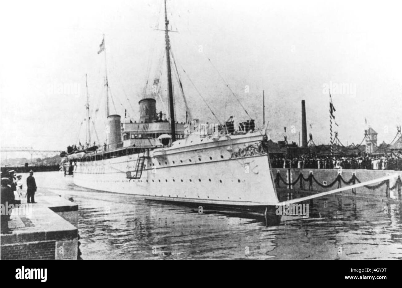 Le SMY Hohenzollern, un yacht royal utilisé par la famille impériale allemande, photographié dans un cadre naval. Banque D'Images