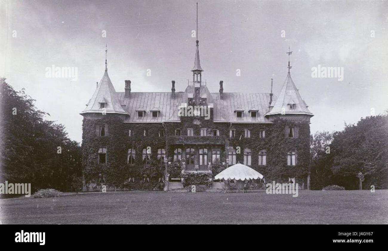 Le palais Sofiero, situé dans la municipalité de Helsingborg, en Suède, a été construit en 1864 comme résidence royale d'été. Le palais est réputé pour ses vastes jardins de rhododendrons, avec environ 10 000 plantes réparties sur 300 variétés. Aujourd'hui, il fonctionne comme un musée, un restaurant et cafÃ©, attirant les visiteurs par son importance historique et sa beauté botanique. Banque D'Images