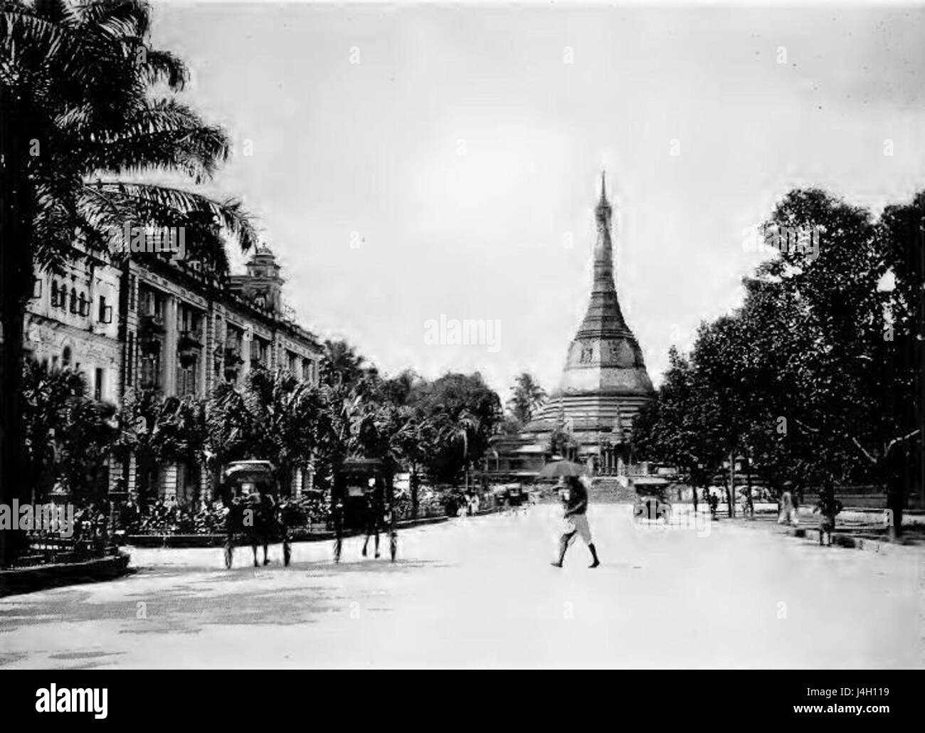 Sule Pagoda Road est une route importante à Yangon, Myanmar, menant à la célèbre Sule Pagoda, un monument religieux et culturel clé. La route joue un rôle important dans l'infrastructure urbaine de Yangon. Banque D'Images Sule Pagoda Road est une route importante à Yangon, Myanmar, menant à la célèbre Sule Pagoda, un monument religieux et culturel clé. La route joue un rôle important dans l'infrastructure urbaine de Yangon. Banque D'Images