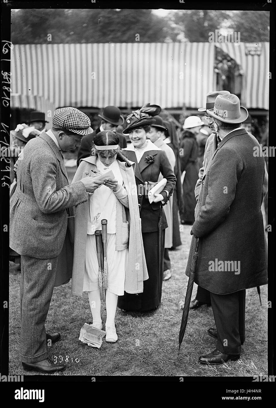 Articles autographiés de Suzanne Lenglen en 1914, soulignant ses débuts dans le tennis et son influence sur le sport. Banque D'Images