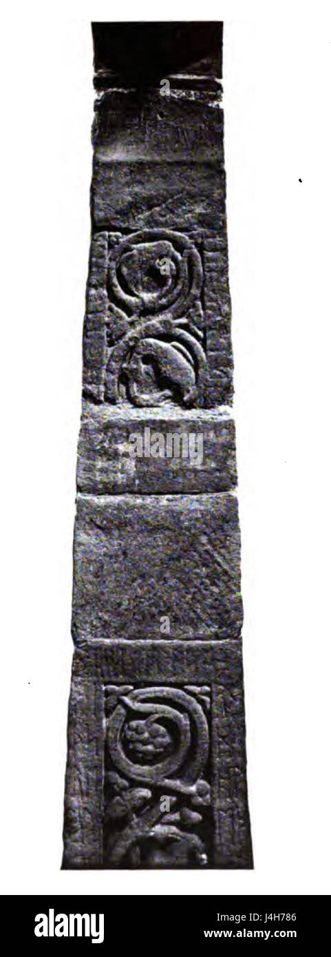 Cette image montre la face ouest de la Croix de Ruthwell, une importante croix anglo-saxonne située en Écosse, connue pour son importance historique et religieuse. Banque D'Images Cette image montre la face ouest de la Croix de Ruthwell, une importante croix anglo-saxonne située en Écosse, connue pour son importance historique et religieuse. Banque D'Images