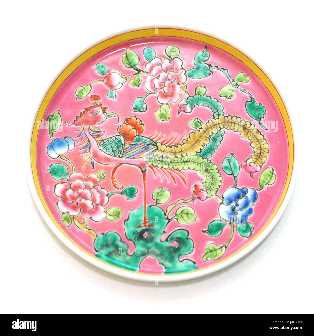 La poterie chinoise de Straits, en particulier le design Phoenix, est connue pour son artisanat complexe et ses couleurs éclatantes. Ce style est étroitement associé à la culture Peranakan de l'Asie du Sud-est et se caractérise par sa fusion unique de traditions artistiques chinoises et locales. Banque D'Images