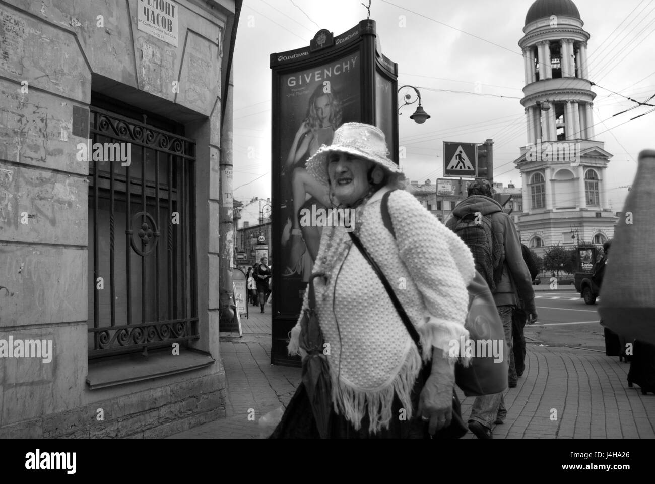 Vieille dame au chapeau, St Petersburg Banque D'Images