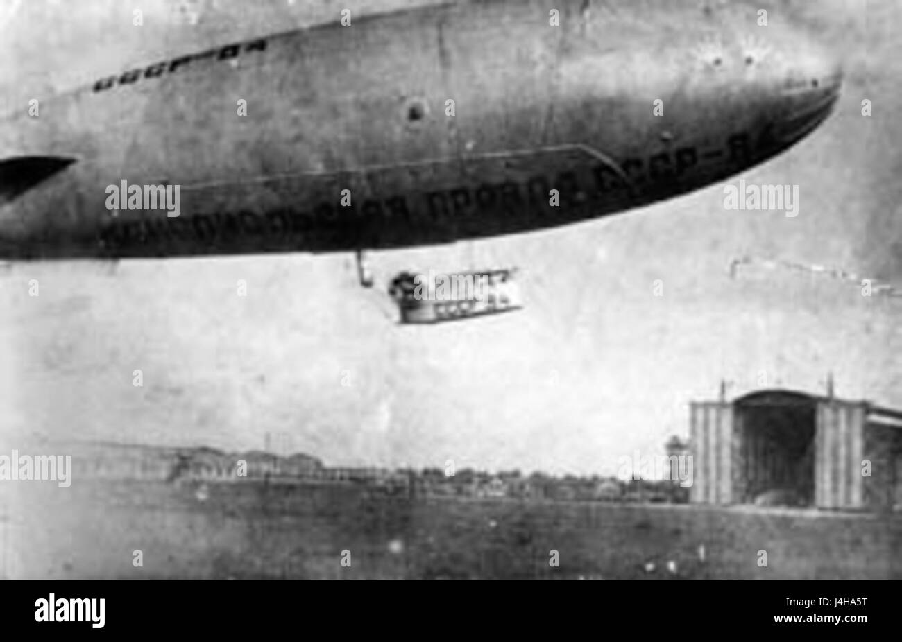 SSSR B4 Komsomolskaya Pravda fait référence à une publication de l'ère soviétique par le journal Komsomolskaya Pravda. Ce titre reflète le contexte culturel et politique de l'Union soviétique et son paysage médiatique à cette époque. Banque D'Images