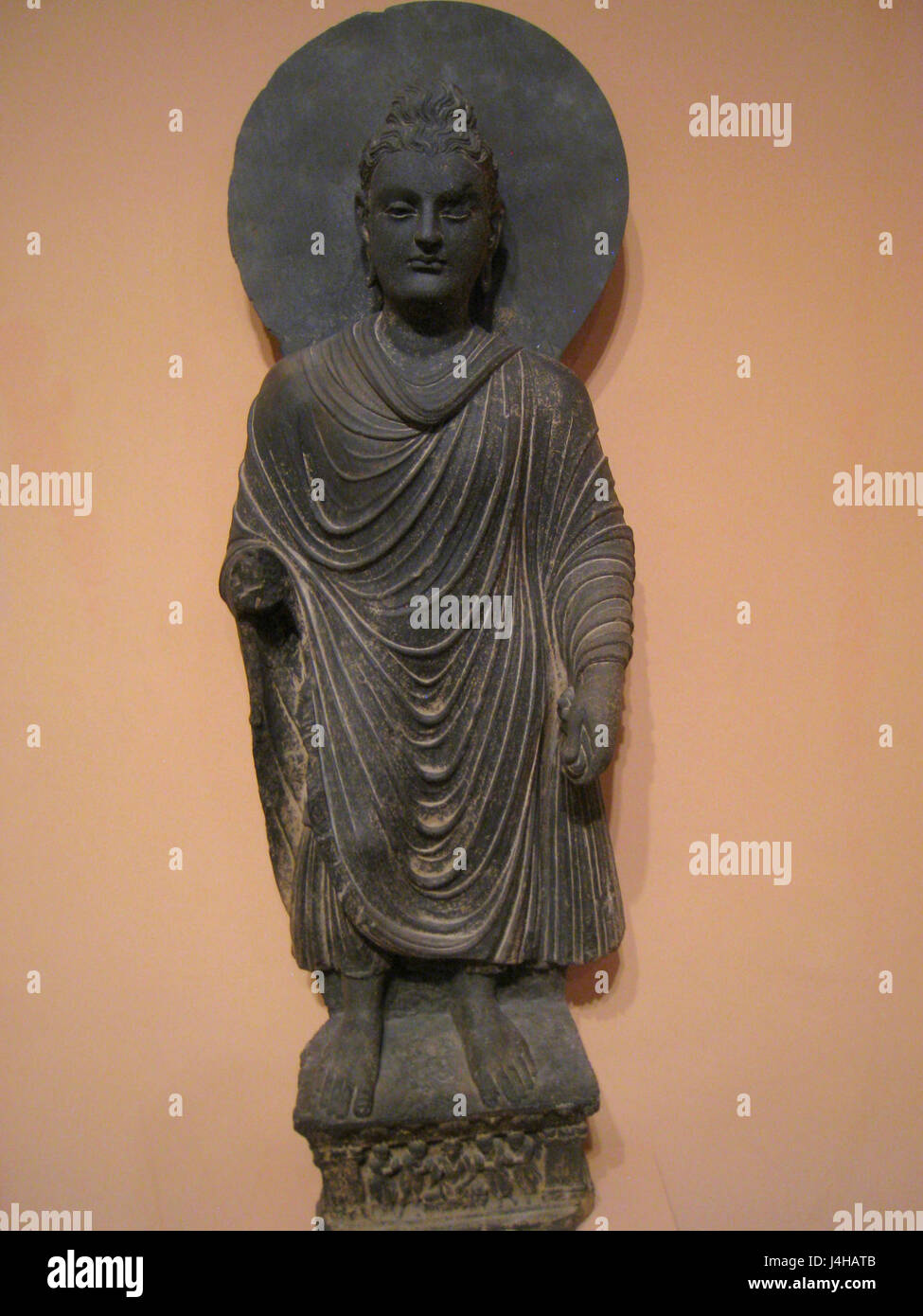 Une sculpture en schiste du Gandharan du IIIe siècle après JC représentant un Bouddha debout, mettant en valeur le mélange d'art gréco-bouddhiste de la région du Gandhara, abritée au Worcester Art Museum. Banque D'Images Une sculpture en schiste du Gandharan du IIIe siècle après JC représentant un Bouddha debout, mettant en valeur le mélange d'art gréco-bouddhiste de la région du Gandhara, abritée au Worcester Art Museum. Banque D'Images