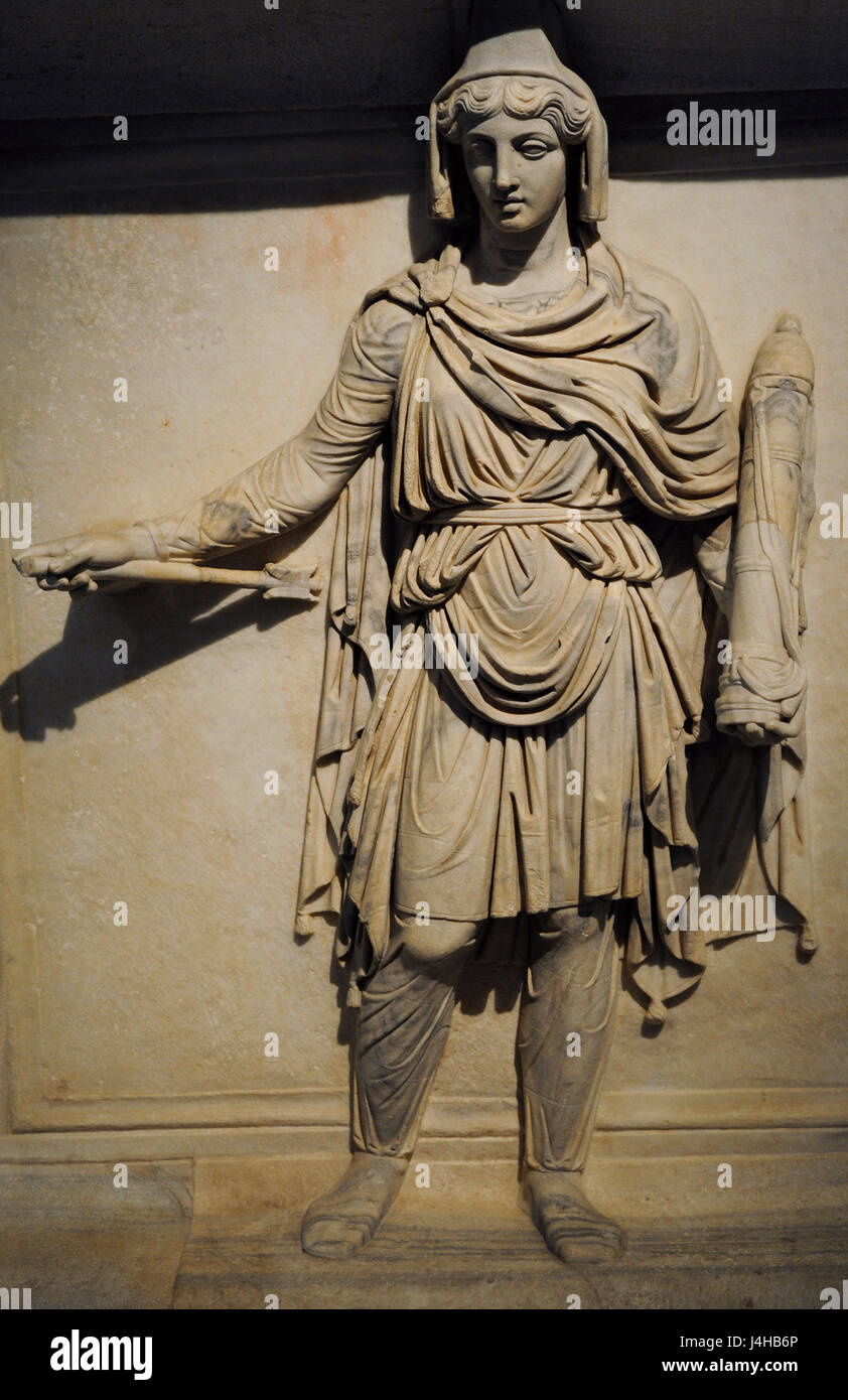 Provinces romaines. Temple d'Hadrien ou Hadrianeum, Campus Martius, dédié par Antonin, AD 145. Le soulagement. Rome. Musée Archéologique National. Naples. L'Italie. Banque D'Images