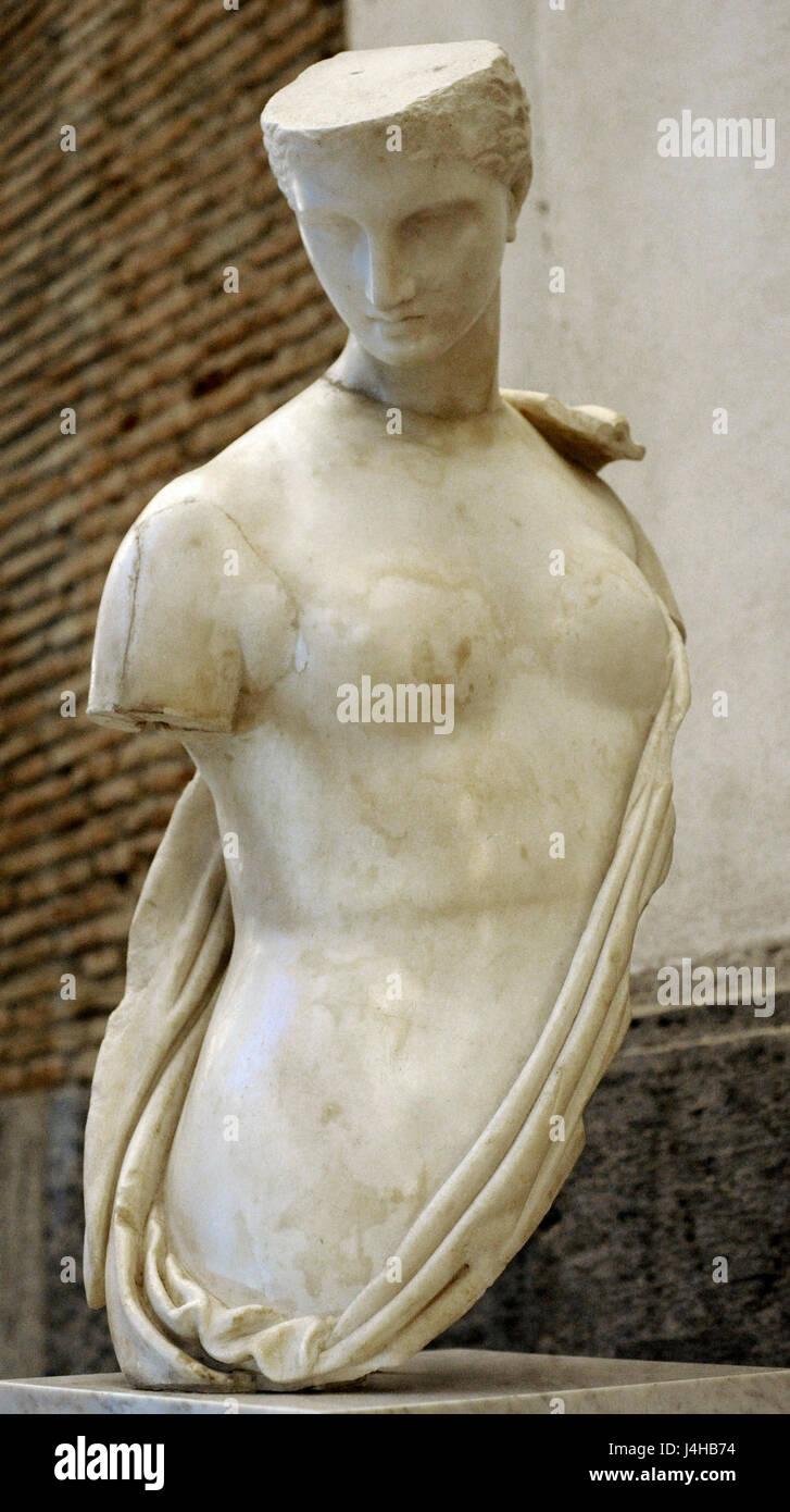 Aphrodite, connu sous le nom de Psyché. Statue. En. Copie romaine de la période d'Hadrien. À partir de la summa cavea de l'amphithéâtre de la Campanie à Santa Maria Capua Vetere. Musée Archéologique National. Naples. L'Italie. Banque D'Images