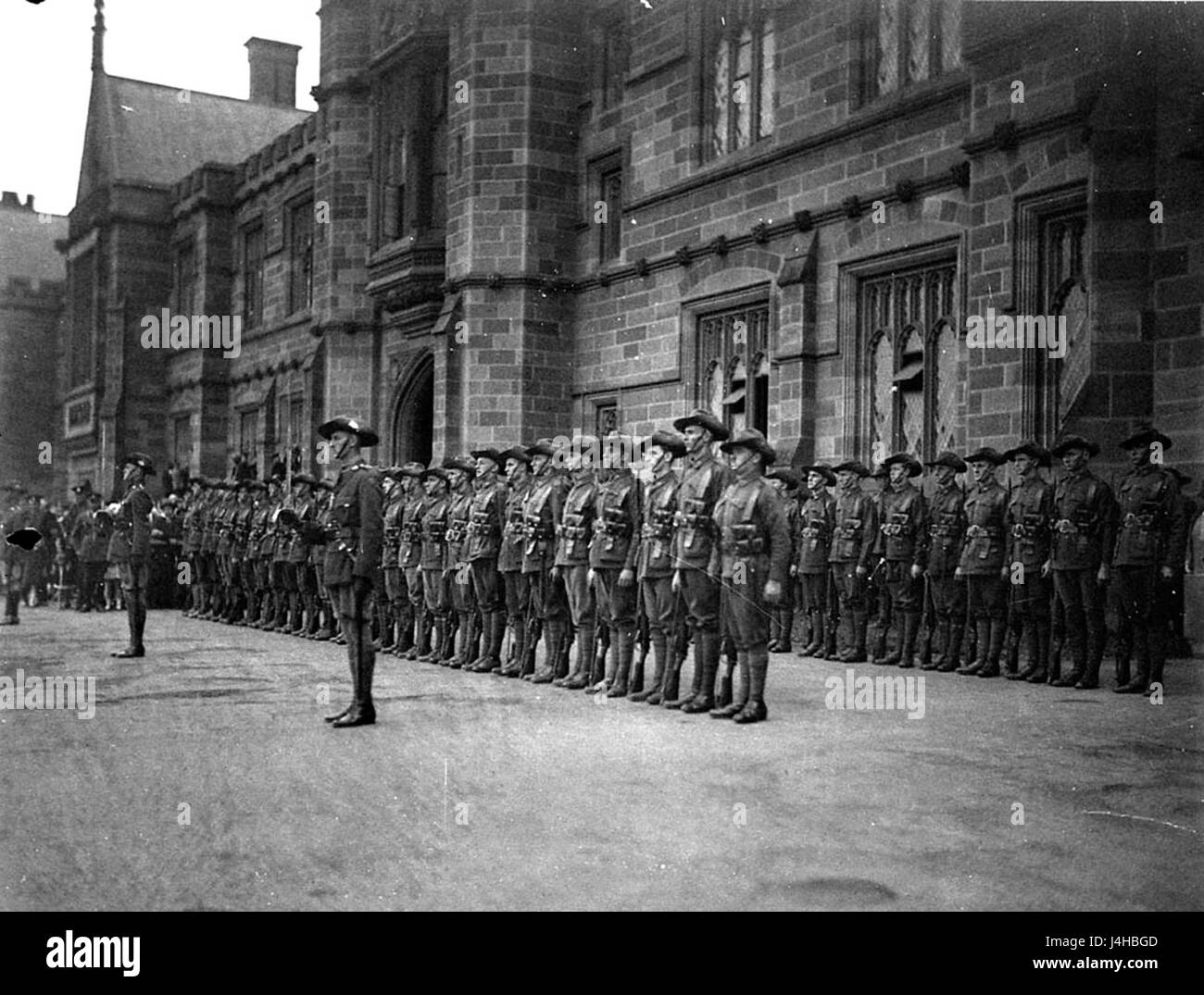 La visite du duc d'York à l'Université de Sydney en 1927 est commémorée dans cette image, qui capture l'événement impliquant le Sydney University Regiment. La visite du duc fut un événement important, reflétant la présence royale britannique en Australie pendant l’entre-deux-guerres. Banque D'Images