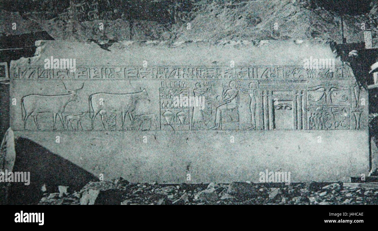 Le sarcophage de Kaut est un ancien artefact funéraire, probablement de la période égyptienne ou gréco-romaine. Il s'agit généralement d'un cercueil de pierre utilisé pour enterrer des individus importants, souvent décoré avec des inscriptions ou des représentations liées à la vie et aux croyances de la personne décédée. Banque D'Images