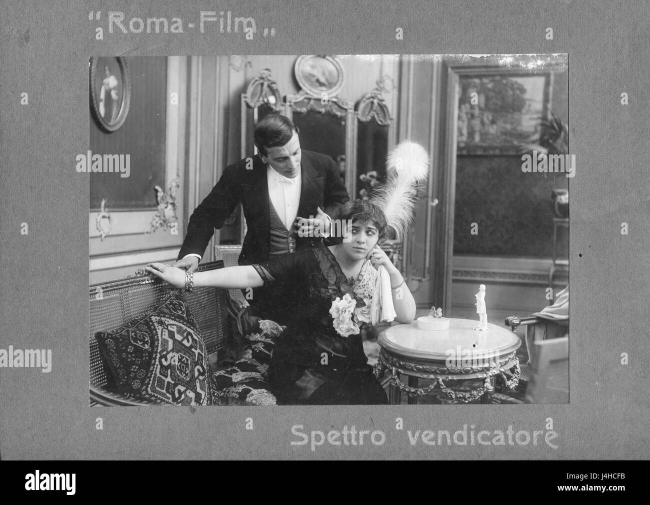 Spettro Vendicatore (le fantôme Avenger) est un film muet italien de 1914, mêlant des éléments de drame et d'horreur. L'histoire du film est centrée sur la vengeance et les éléments surnaturels, caractéristiques du cinéma du début du XXe siècle. Banque D'Images