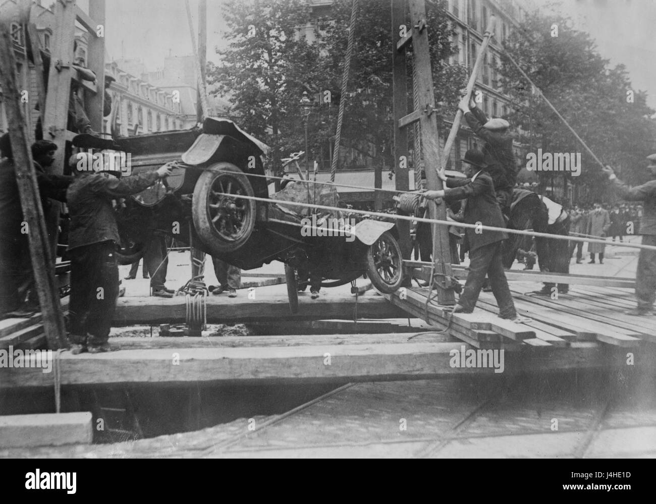 Prendre le taxi de trou dans la rue de Paris (LOC) Banque D'Images
