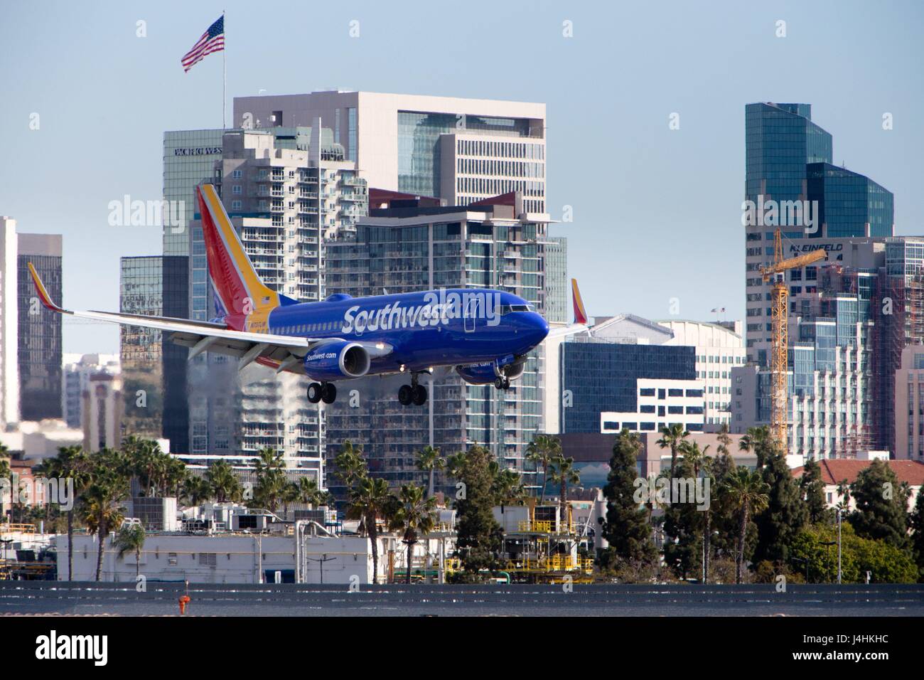 Un Boeing 737 de Southwest Airlines près de Lindbergh Field, avec des tours de la ville de San Diego dans l'arrière-plan, en mars 2017. Dans le monde d'utilisation | Banque D'Images