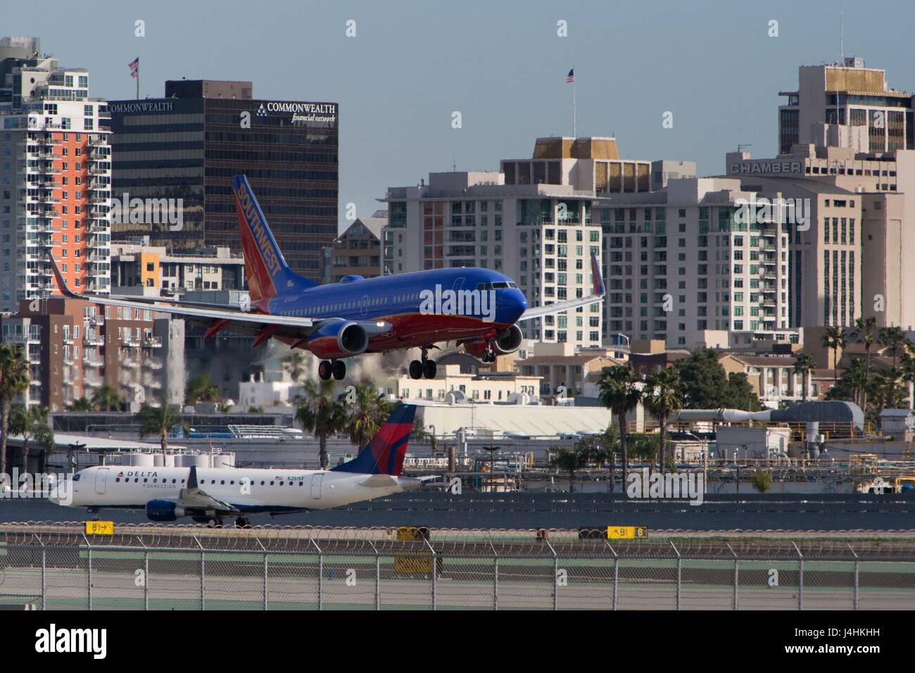 Un Boeing 737 de Southwest Airlines près de Lindbergh Field, avec des tours de la ville de San Diego dans l'arrière-plan, en mars 2017. Dans le monde d'utilisation | Banque D'Images