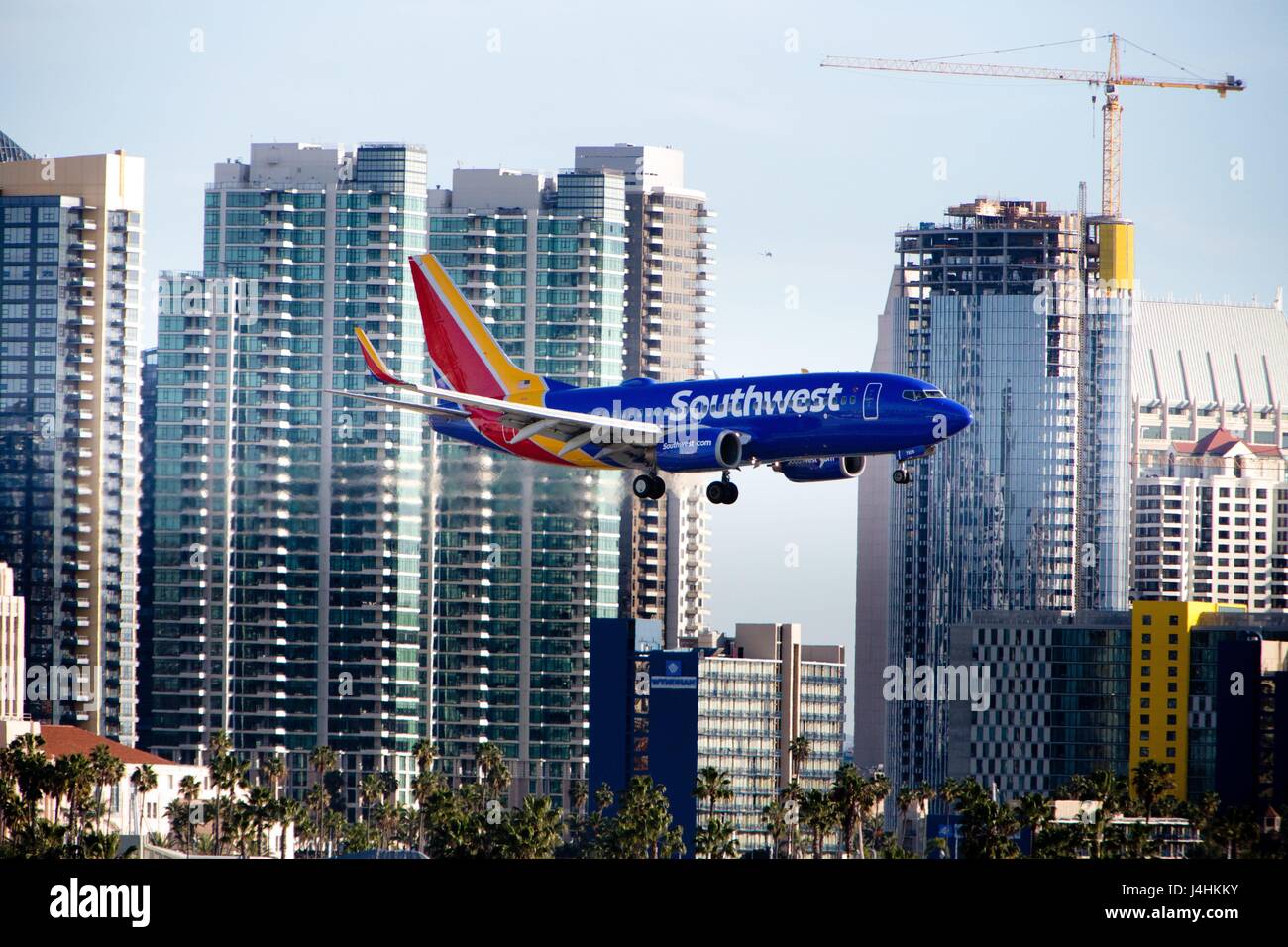 Un Boeing 737 de Southwest Airlines près de Lindbergh Field, avec des tours de la ville de San Diego dans l'arrière-plan, en mars 2017. Dans le monde d'utilisation | Banque D'Images