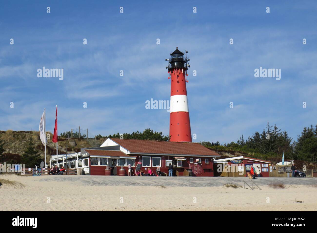 Vue sur le phare rouge et blanc à Hörnum sur l'île de Sylt avec ciel bleu 28.03.2017 | Le monde d'utilisation Banque D'Images