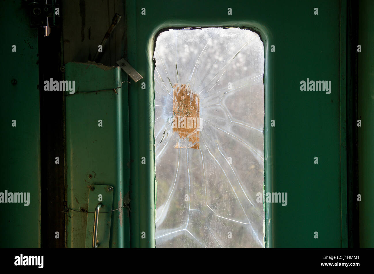 La fenêtre d'un wagon à bord d'un train de chemin de fer indienne à Ludhiana, Inde. Banque D'Images