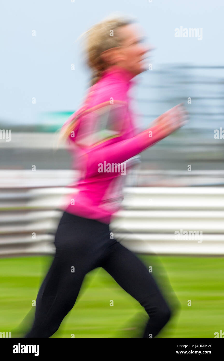 L'exécution de concurrents sur le circuit de Silverstone Motor 10K événement. Banque D'Images