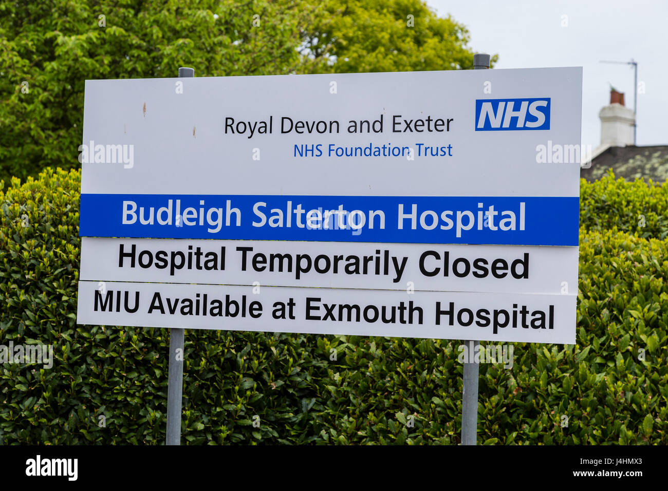 Panneau indiquant la fermeture temporaire de l'hôpital à Budleigh Salterton, Devon. Banque D'Images