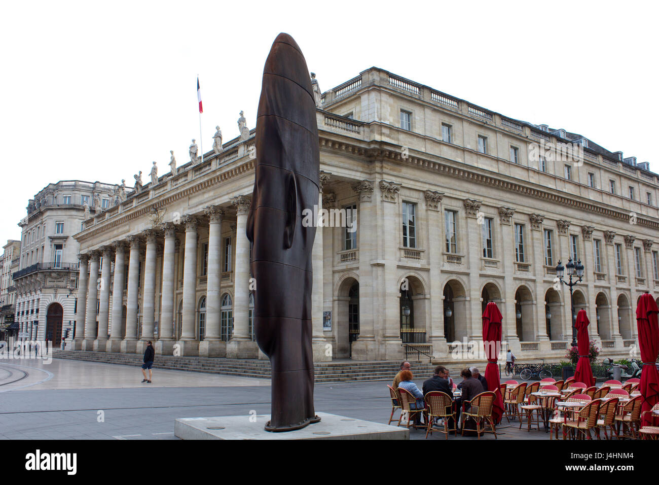Pliensa Jaume's tête massive sculpture, 'anna', à la place de la Comédie, Bordeaux, France, avec le Grand théâtre opéra au-delà. Banque D'Images
