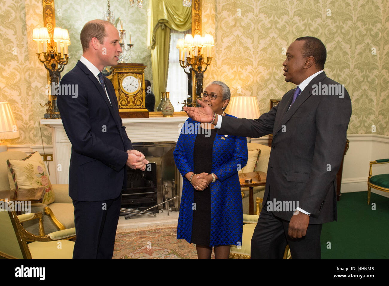 Le duc de Cambridge rencontre le président du Kenya, Uhuru Kenyatta et son épouse Margaret Wanjiru Gakuo à une audience au Palais de Buckingham, à Londres. Banque D'Images