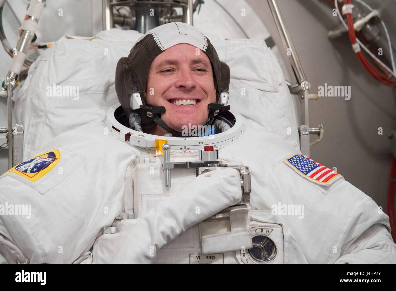 Station spatiale internationale La NASA Expedition 52/53 premier membre d'équipage de l'astronaute américain Jack Fischer dans une combinaison spatiale au cours de la mobilité extravéhiculaire (EMU) certification de la formation au Centre spatial Johnson Space Station Sas Article Test chambre à vide le 28 novembre 2016 à Houston, Texas. (Photo de James Blair /NASA via Planetpix) Banque D'Images