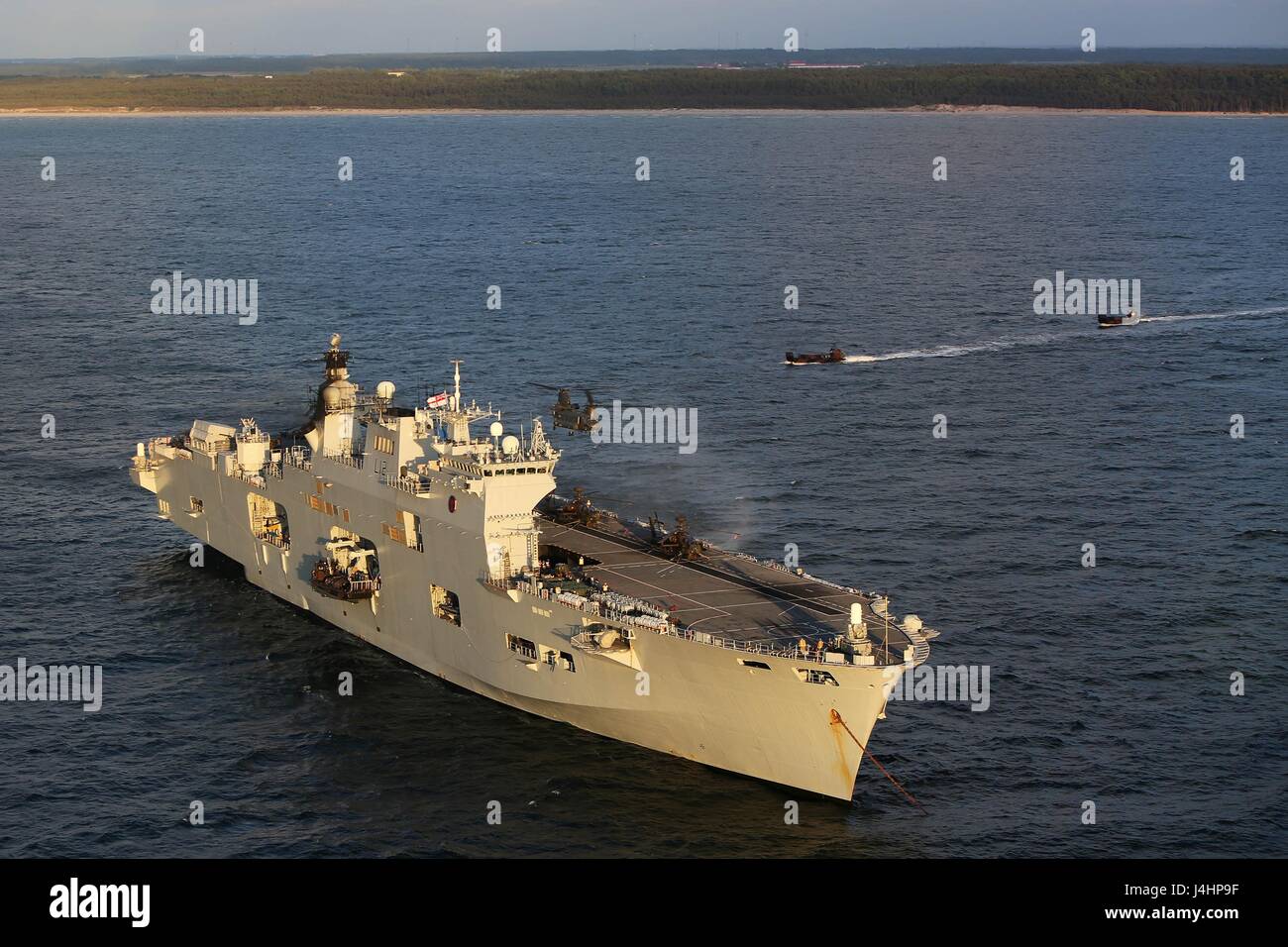 La British Royal Navy Ocean-classe de débarquement amphibie HMS Ocean cuit en cours pendant l'exercice BALTOPS 16 juin 2015 au large des côtes de la Pologne. (Photo de Sarah E. Burns/Marines américains via Planetpix) Banque D'Images
