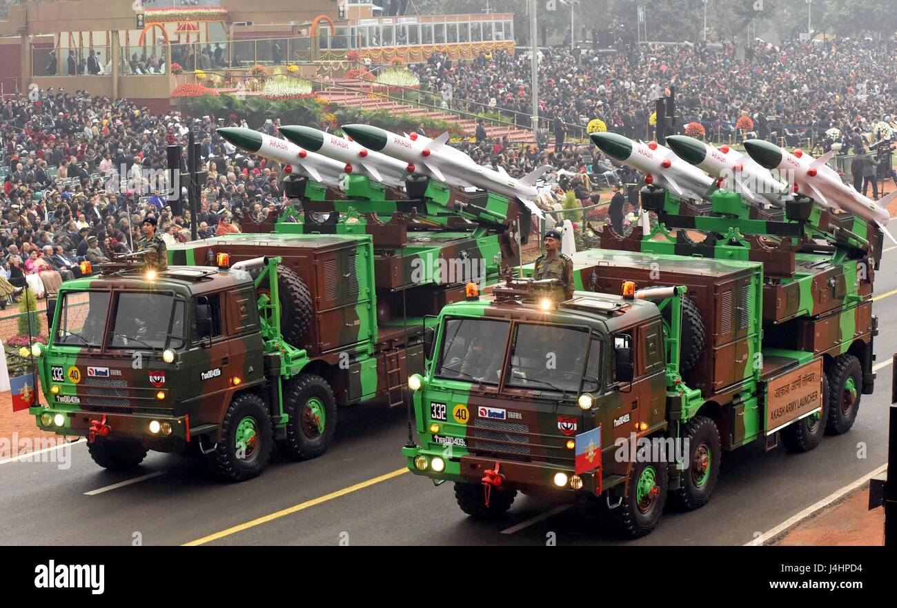 L'armée indienne lance-missiles Akash traversent le Rajpath boulevard de cérémonie lors de la 68ème Journée de la République le 26 janvier 2017 Défilé à New Delhi, en Inde. (Photo par Gajender-Singh Planetpix /PIB via) Banque D'Images