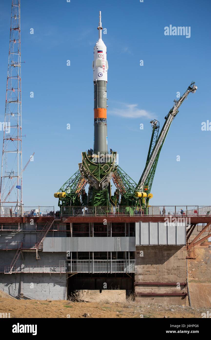 L'engin spatial Soyouz MS-04 rocket est relevée en position verticale au cosmodrome de Baïkonour Pas de tir en préparation de la Station spatiale internationale de la NASA Lancement de l'Expédition 51, 17 avril 2017 à Baïkonour, au Kazakhstan. (Photo par Aubrey Gemignani /NASA via Planetpix) Banque D'Images