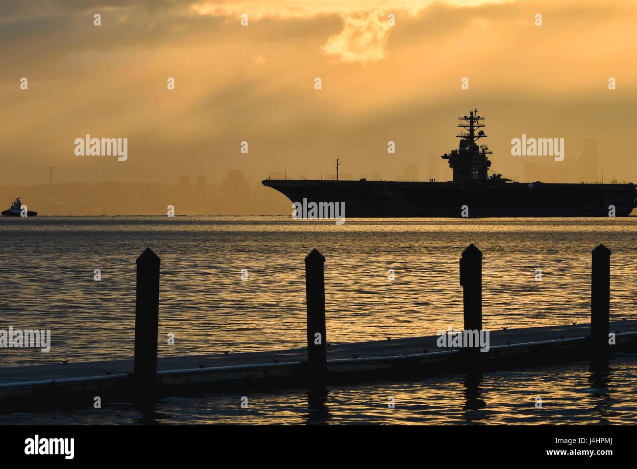 La marine américaine de classe Nimitz porte-avions USS Nimitz transite par le Puget Sound au coucher du soleil le 28 avril 2017 à Manchester, dans l'État de Washington. (Photo de Vaughan Dill /US Navy par Planetpix) Banque D'Images