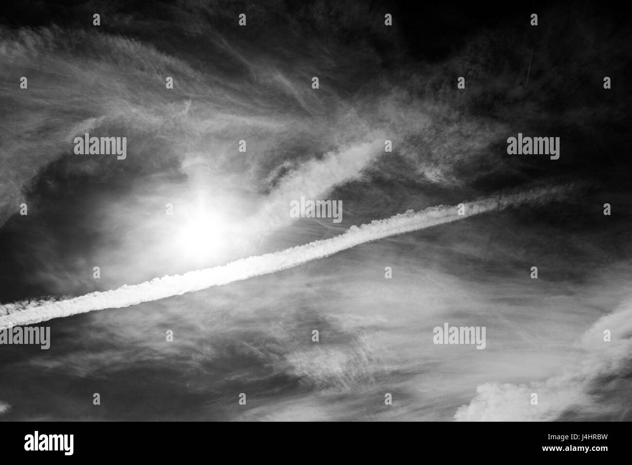 Jet Black & White trainées contre un ciel clair au Colorado Banque D'Images