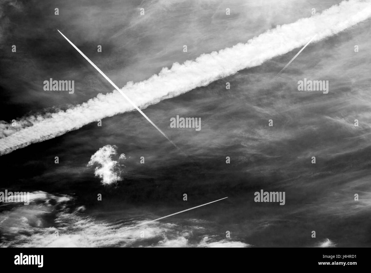 Jet Black & White trainées contre un ciel clair au Colorado Banque D'Images