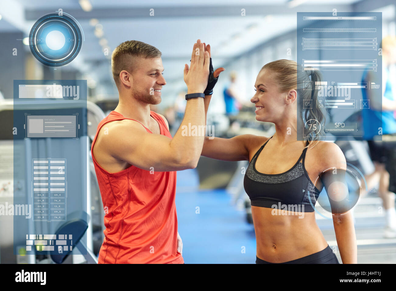 Smiling man et woman doing high five in gym Banque D'Images