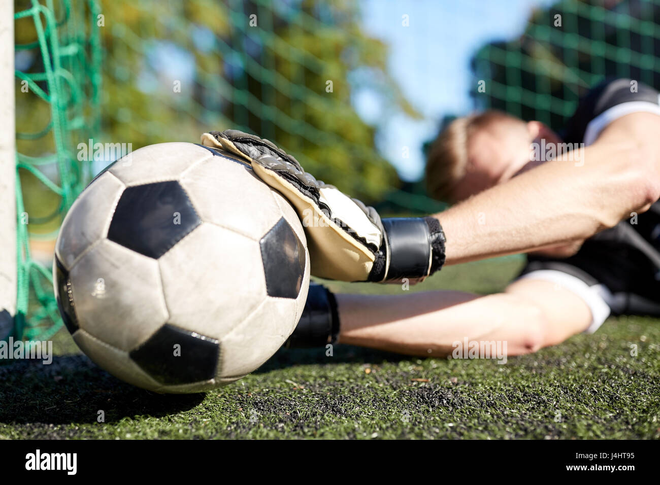 Gardien de but de football avec ballon au champ sur Banque D'Images