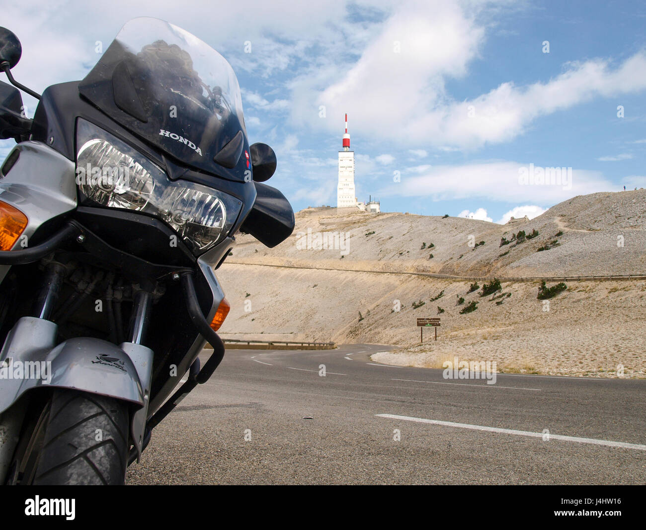 Mont Ventoux, France - le 18 août 2016 moto : stationné sur le bord de la  route et à l'arrière-plan le Mont Ventoux Photo Stock - Alamy