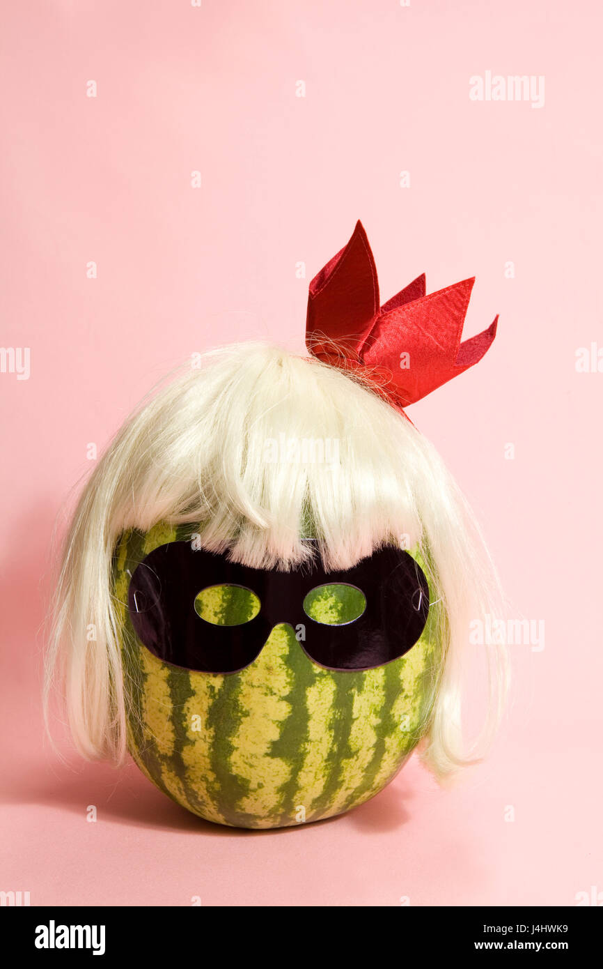 Superwatermelon portant un masque noir sur fond rose Banque D'Images