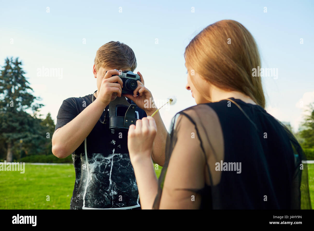 Une fille sur le tournage photographe appareil photo dans le parc Banque D'Images