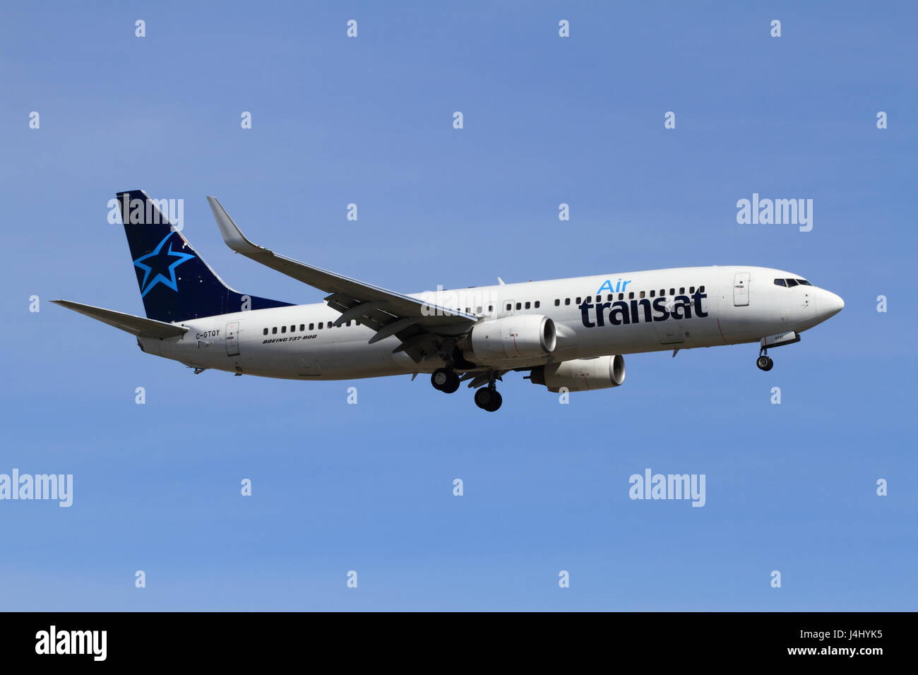 Air Transat avion Boeing 737 avion airborne après avoir décollé de  l'Aéroport International de Vancouver Photo Stock - Alamy