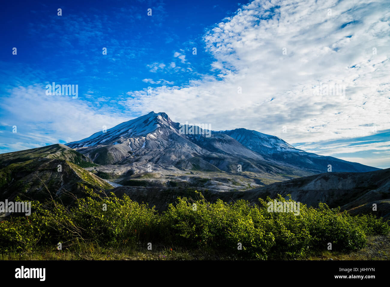 Le volcan du mont Saint Helens vu du côté nord avec zone d'explosion
