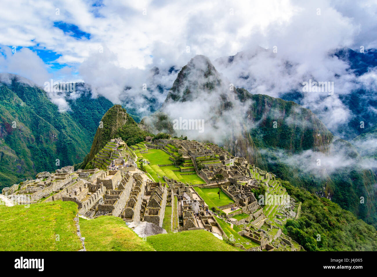 Aperçu de l'agriculture, Machu Picchu terrasses, Wayna Picchu et les montagnes en arrière-plan Banque D'Images