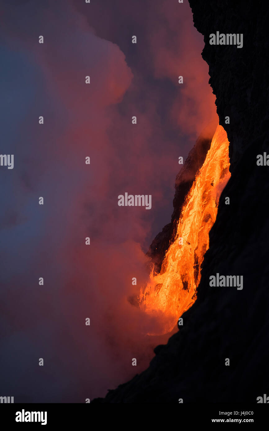 Sex lave du volcan Kilauea de crée un nuage de vapeur à l'endroit où il entre dans l'océan à Kamokuna à Hawaii Volcanoes National Park, Virginia Island, États-Unis Banque D'Images