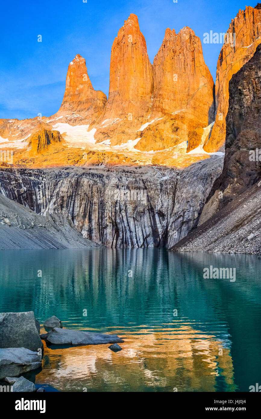 Laguna Torres Avec Les Tours Au Lever Du Soleil Parc National Torres Del Paine Patagonie Chili Photo Stock Alamy