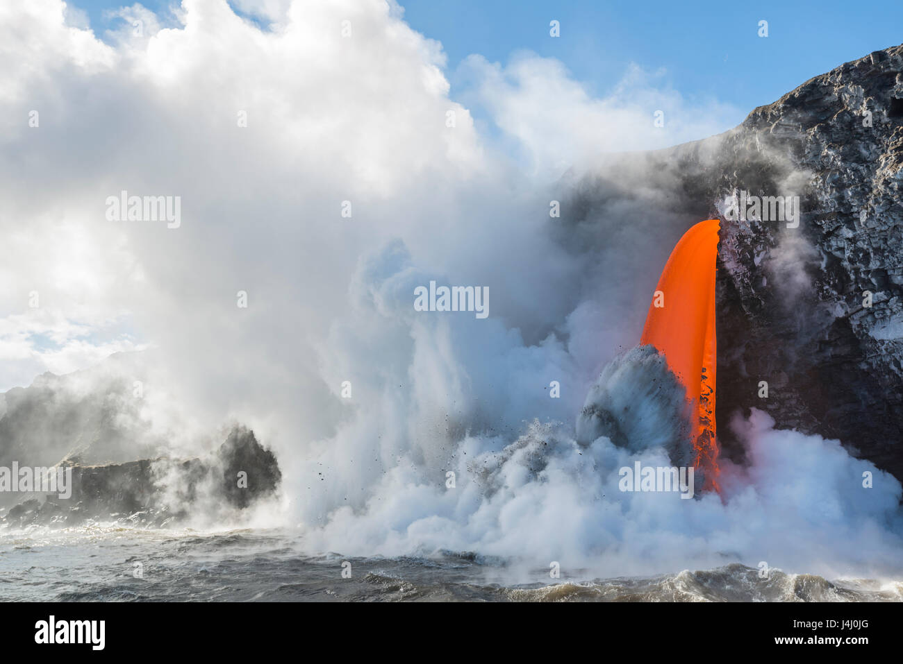 De la lave chaude 61G découlent de Kilauea Volcano entre dans l'océan à l'entrée de Kamokuna à Hawaii Volcanoes National Park, Virginia Island, États-Unis Banque D'Images